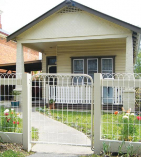 Отель Kookaburra Cottage  Каслмейн